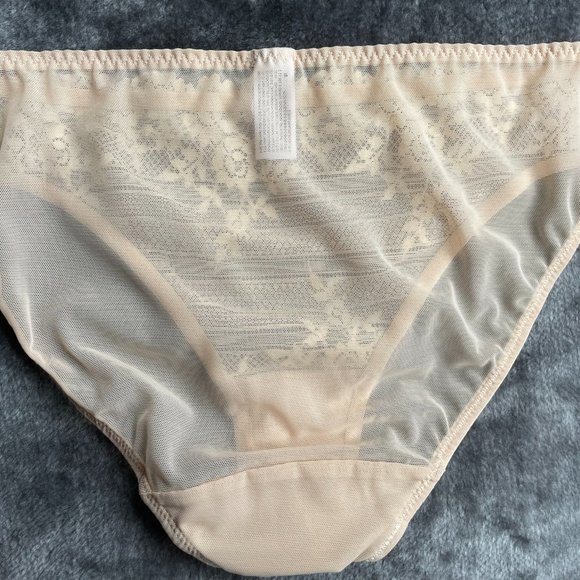 Never worn. Wacoal embrace lace chemise, bra and briefs set size 10 / small - Picture 5 of 13